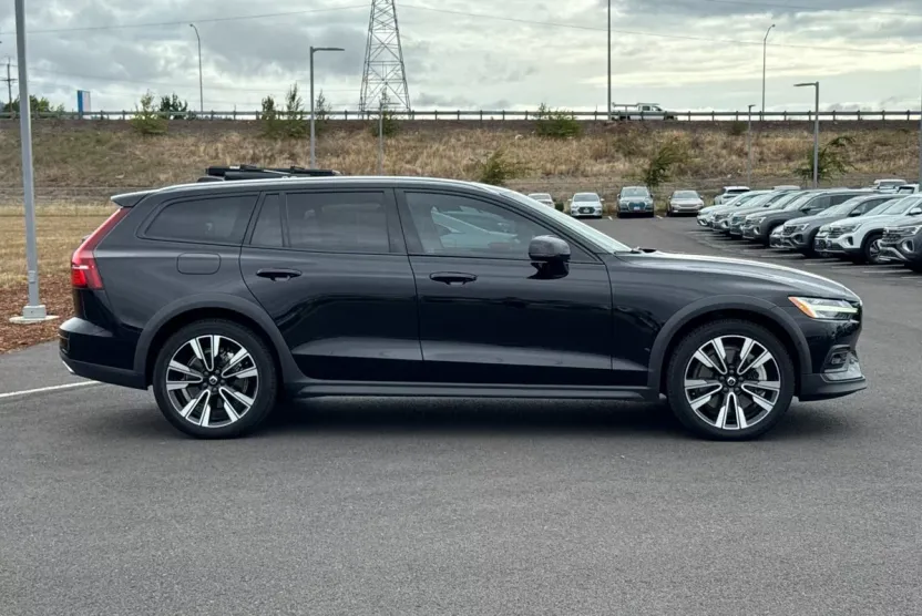 2022 Volvo V60 Cross Country T5 photo 1