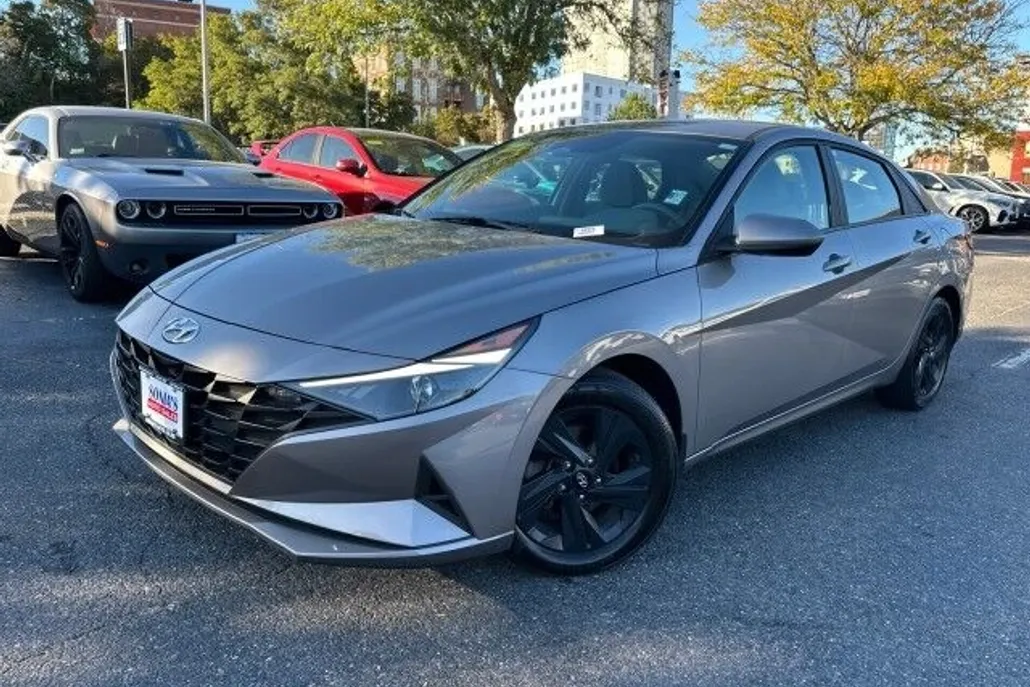 2022 Hyundai Elantra SEL photo 1