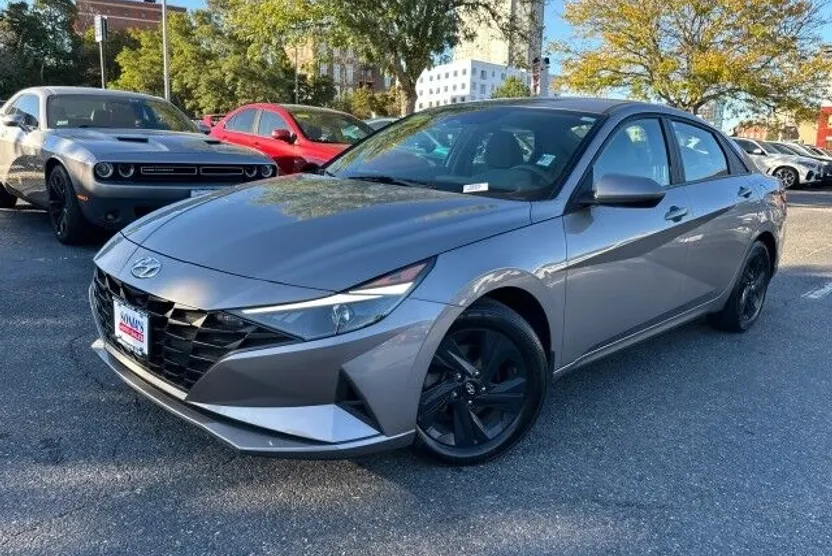 2022 Hyundai Elantra SEL photo 1