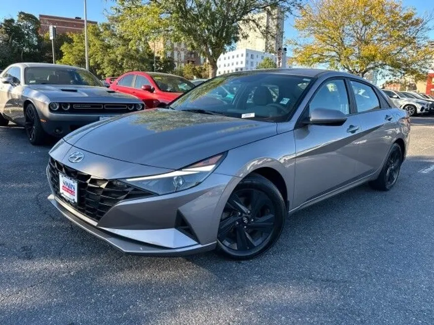 2022 Hyundai Elantra SEL photo 1