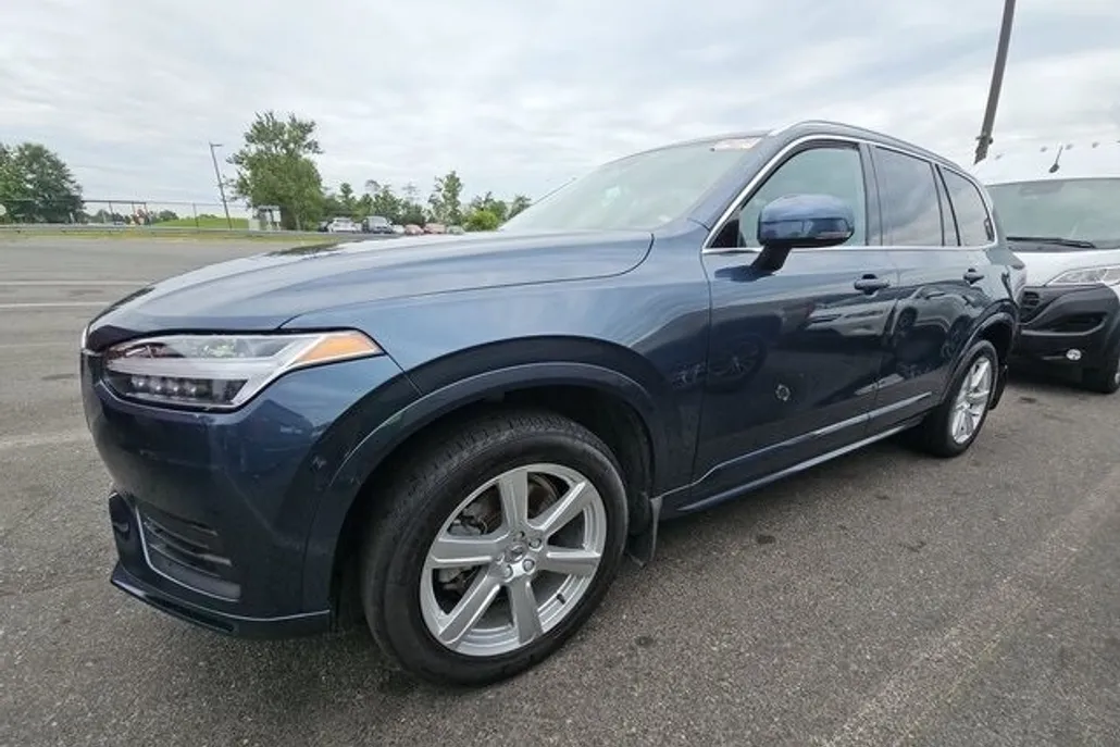 2022 Volvo XC90 T6 Momentum photo 1