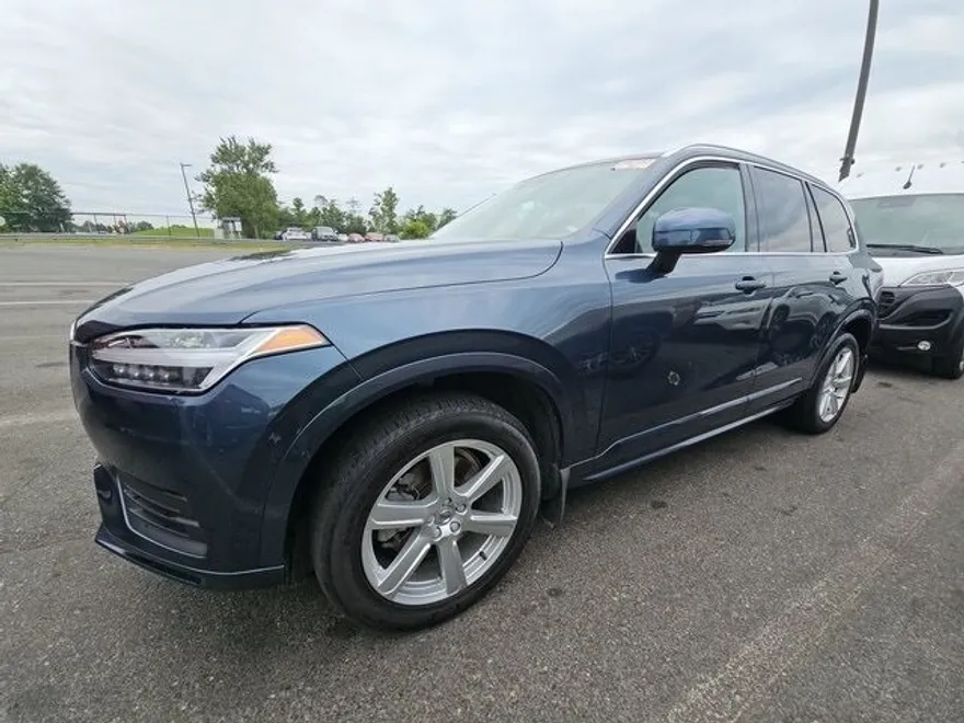2022 Volvo XC90 T6 Momentum photo 1