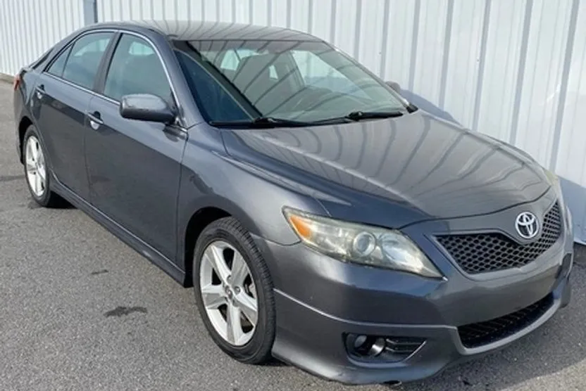 2011 Toyota Camry SE photo 1