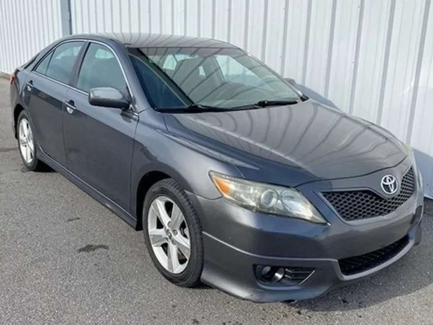 2011 Toyota Camry SE photo 1