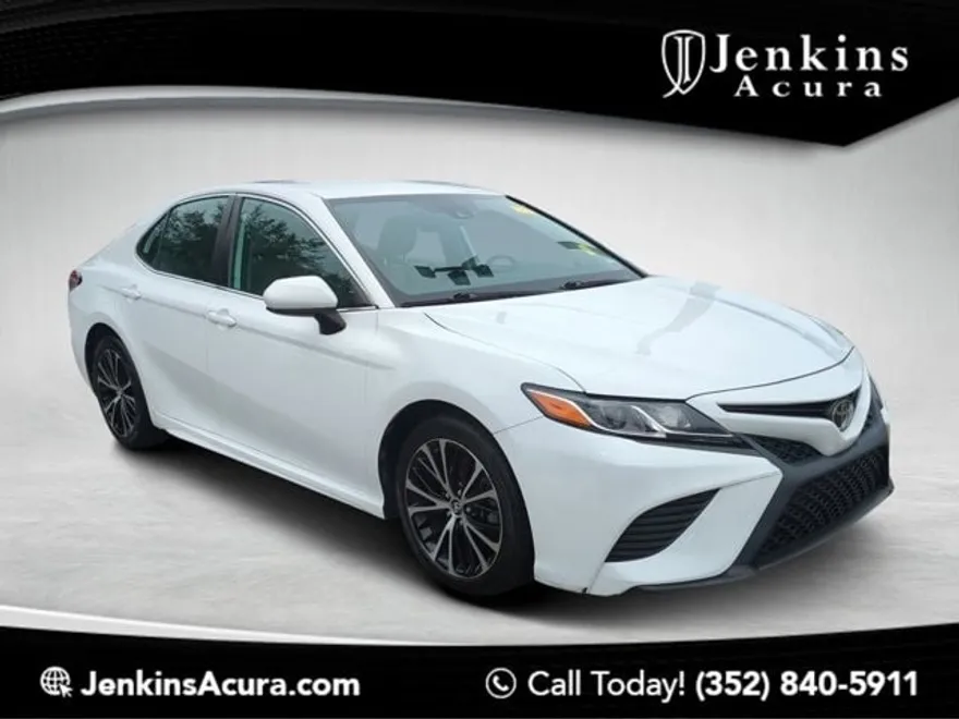 2020 Toyota Camry SE photo 1