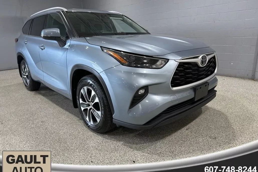 2022 Toyota Highlander XLE photo 1