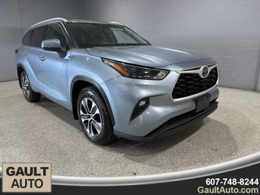 2022 Toyota Highlander XLE photo 1