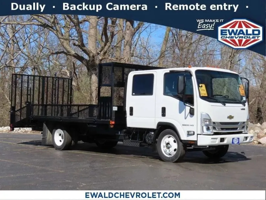 2024 Chevrolet Silverado photo 1