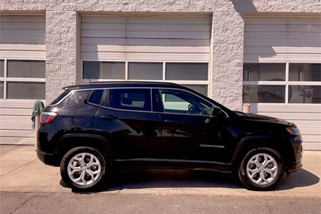 2024 Jeep Compass Latitude photo 1