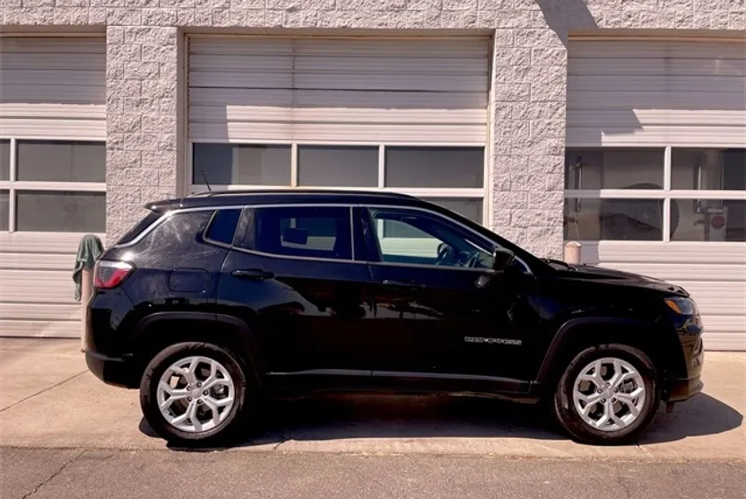 2024 Jeep Compass Latitude photo 1