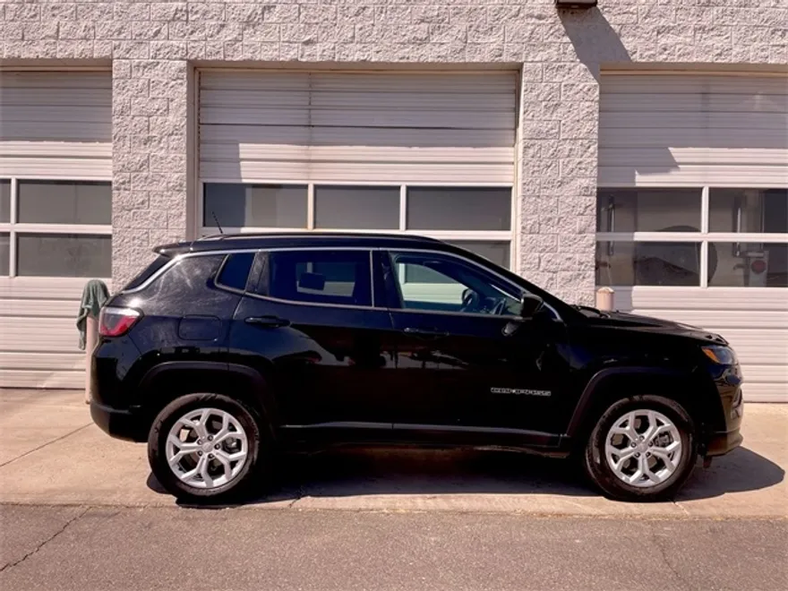 2024 Jeep Compass Latitude photo 1