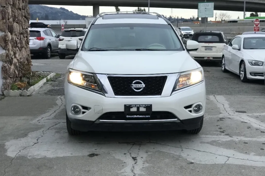 2015 Nissan Pathfinder SL photo 1