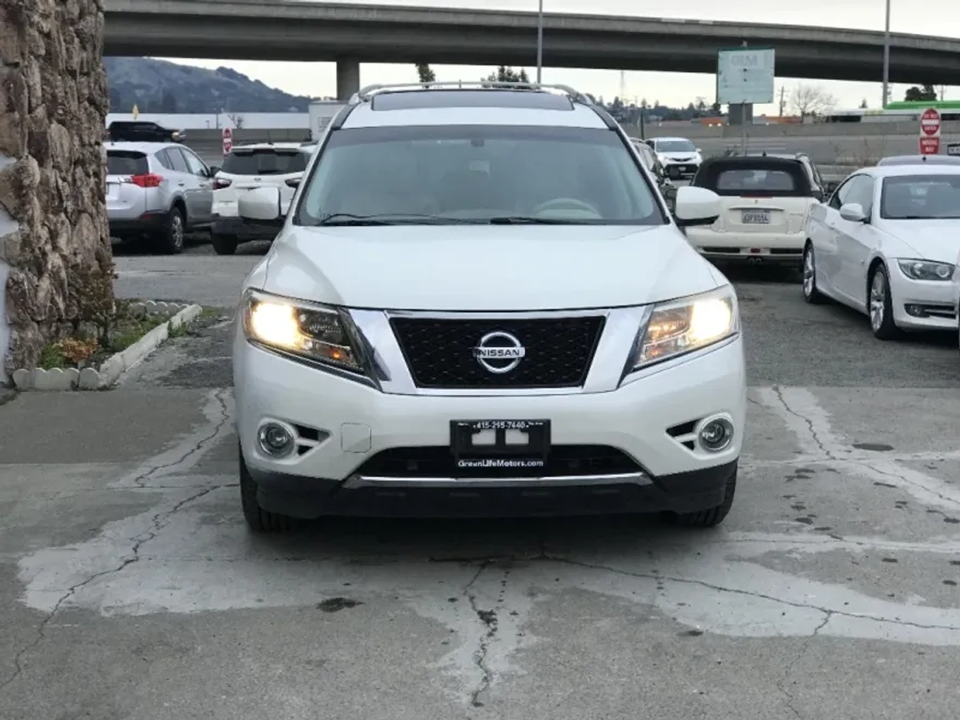 2015 Nissan Pathfinder SL photo 1