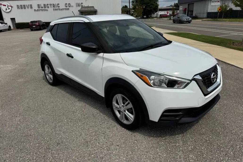 2019 Nissan Kicks SV photo 1