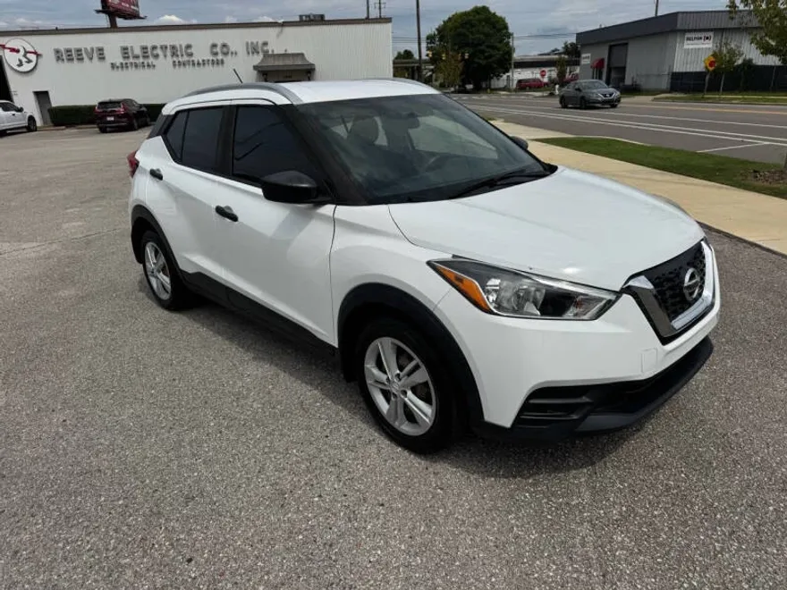 2019 Nissan Kicks SV photo 1