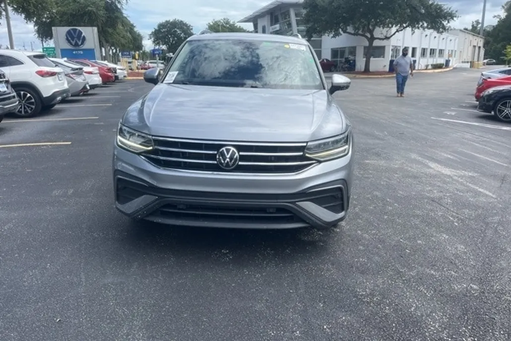 2023 Volkswagen Tiguan SE photo 1