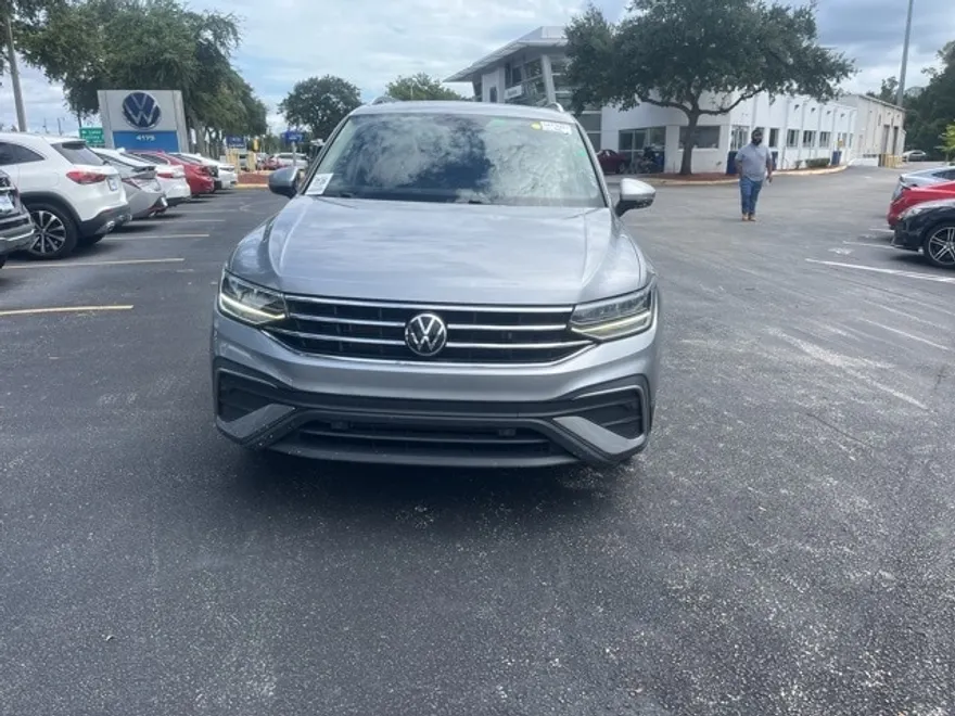 2023 Volkswagen Tiguan SE photo 1