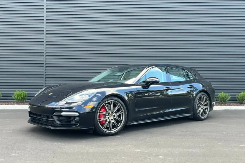 2020 Porsche Panamera Sport Turismo GTS photo 1