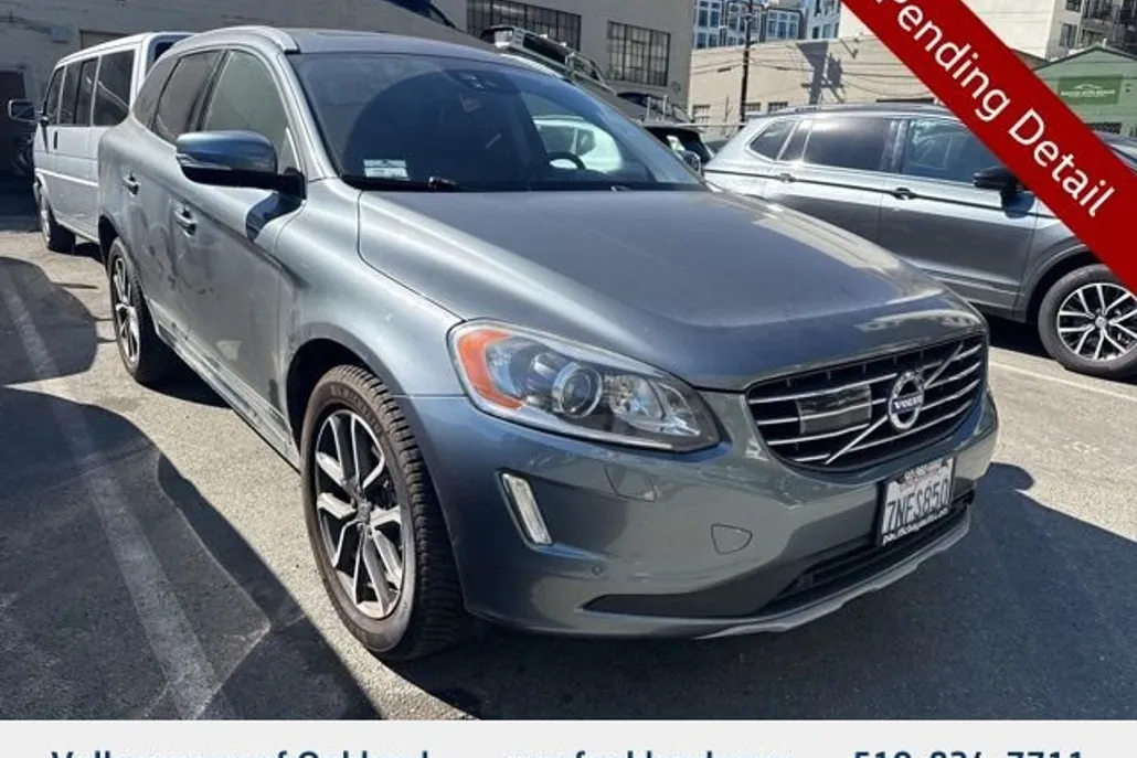2016 Volvo XC60 T5 Drive-E Platinum photo 1