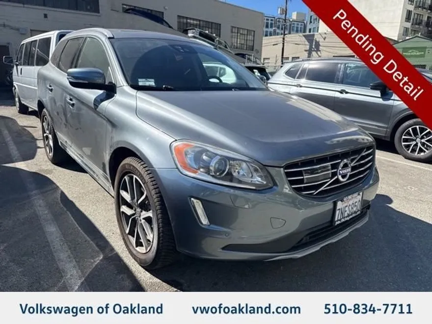 2016 Volvo XC60 T5 Drive-E Platinum photo 1