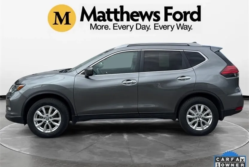 2017 Nissan Rogue SV photo 1