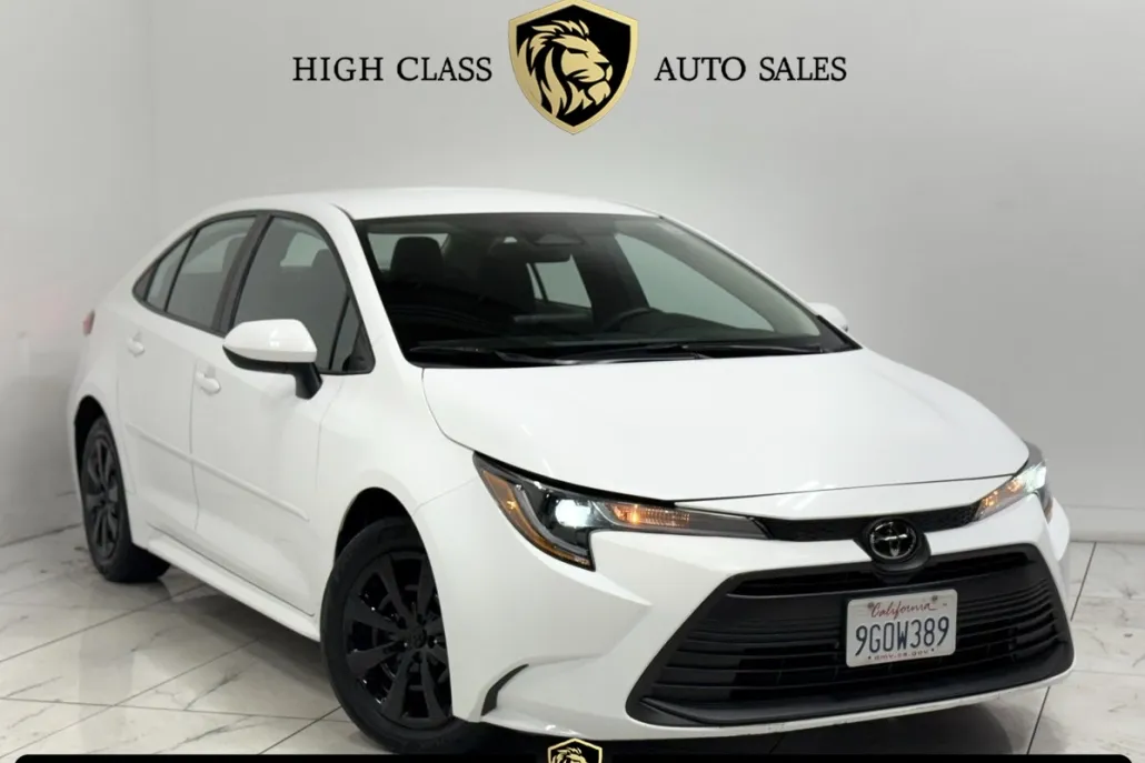 2023 Toyota Corolla LE photo 1
