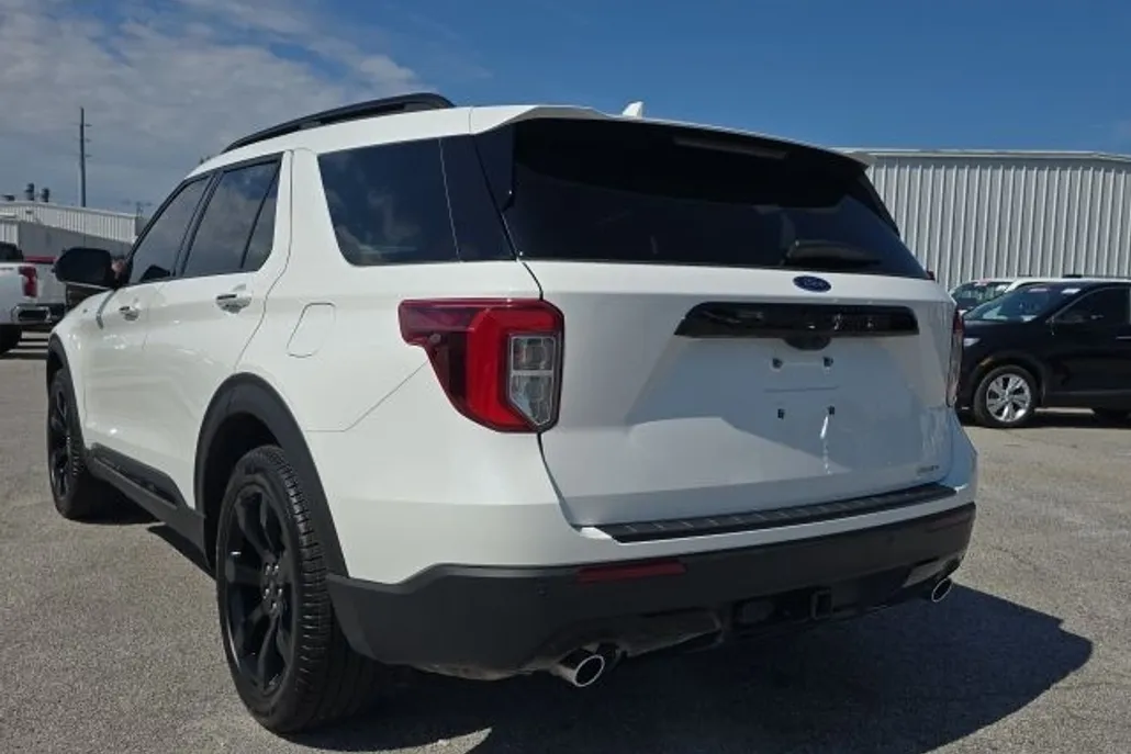 2023 Ford Explorer ST-Line photo 1