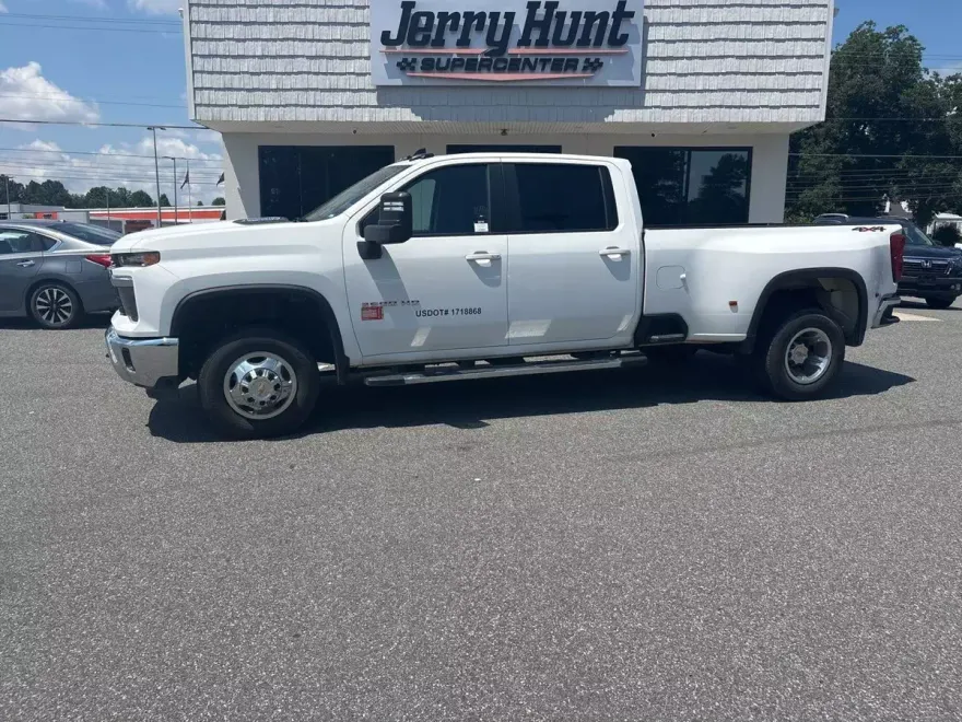 2024 Chevrolet Silverado 3500HD LT photo 1