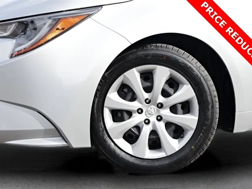 2022 Toyota Corolla LE photo 1