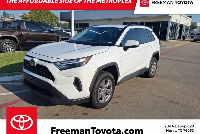 2023 Toyota RAV4 XLE photo 1