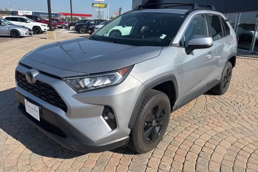 2021 Toyota RAV4 XLE photo 1