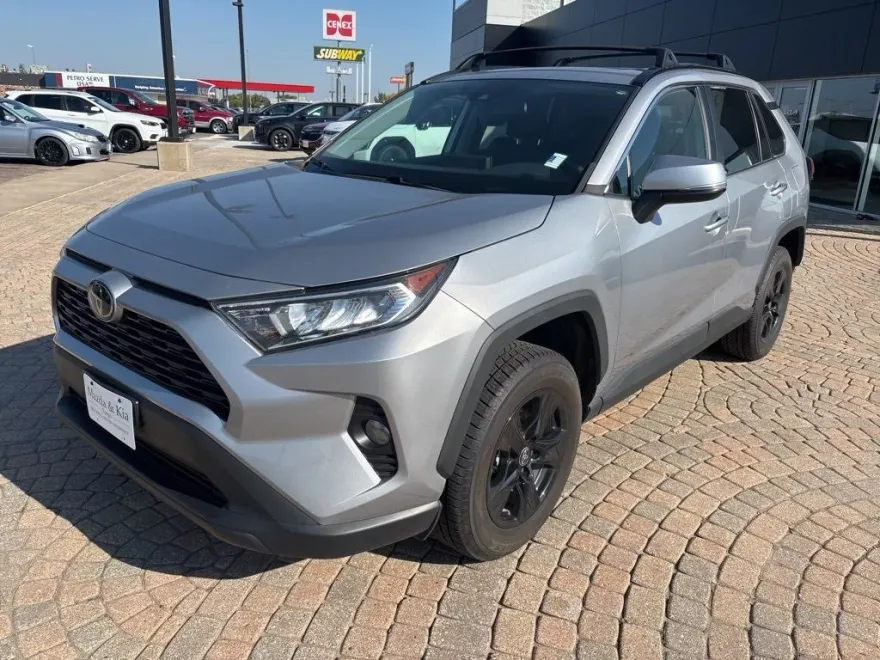 2021 Toyota RAV4 XLE photo 1