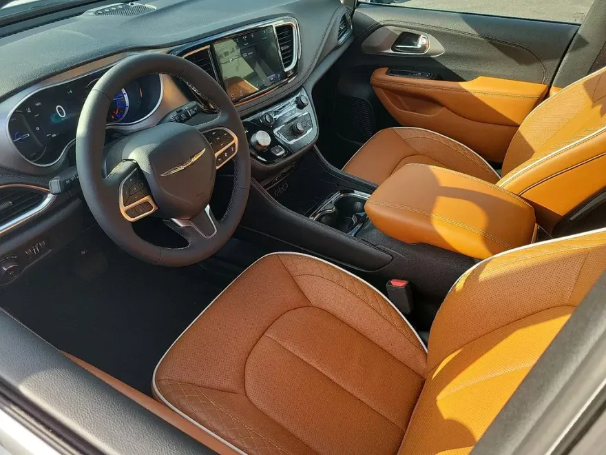 2025 Chrysler Pacifica Hybrid Pinnacle photo 1