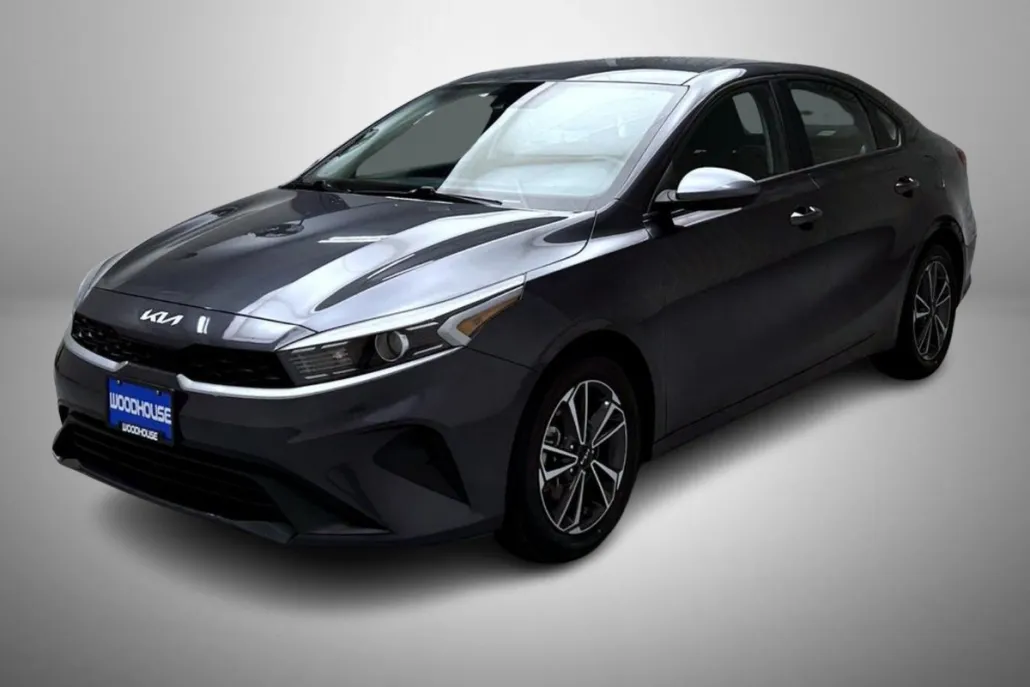 2023 Kia Forte LXS photo 1