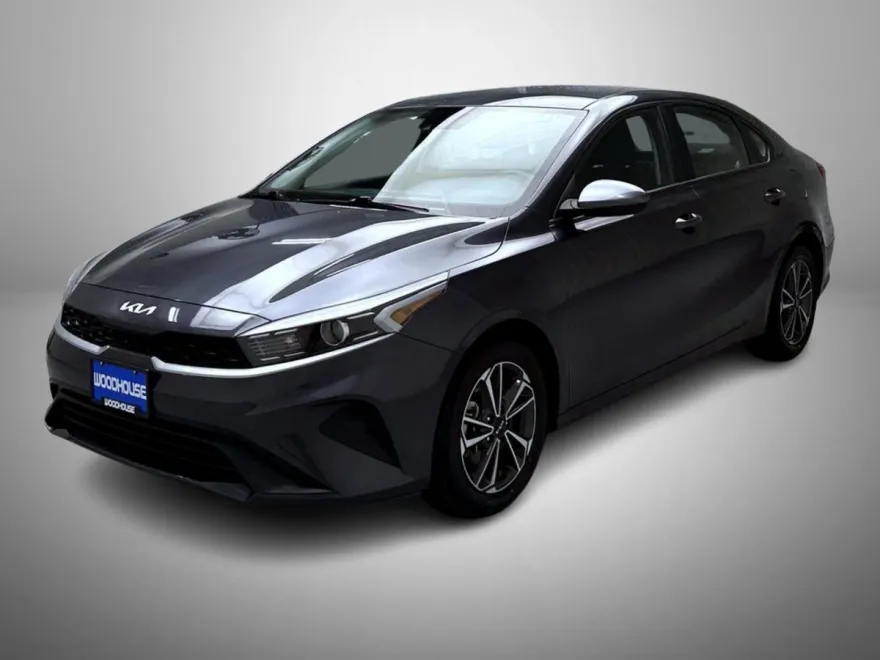 2023 Kia Forte LXS photo 1