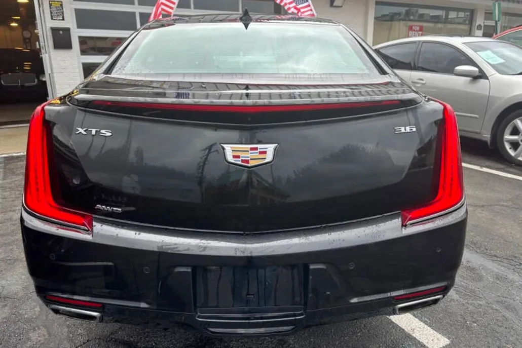 2018 Cadillac XTS Luxury photo 1