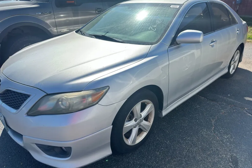 2010 Toyota Camry SE photo 1