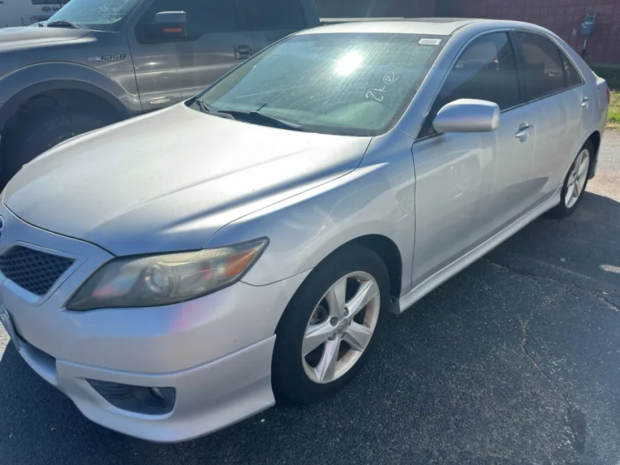 2010 Toyota Camry SE photo 1
