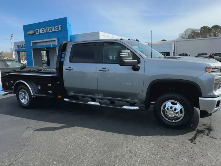 2025 Chevrolet Silverado 3500HD LT photo 1