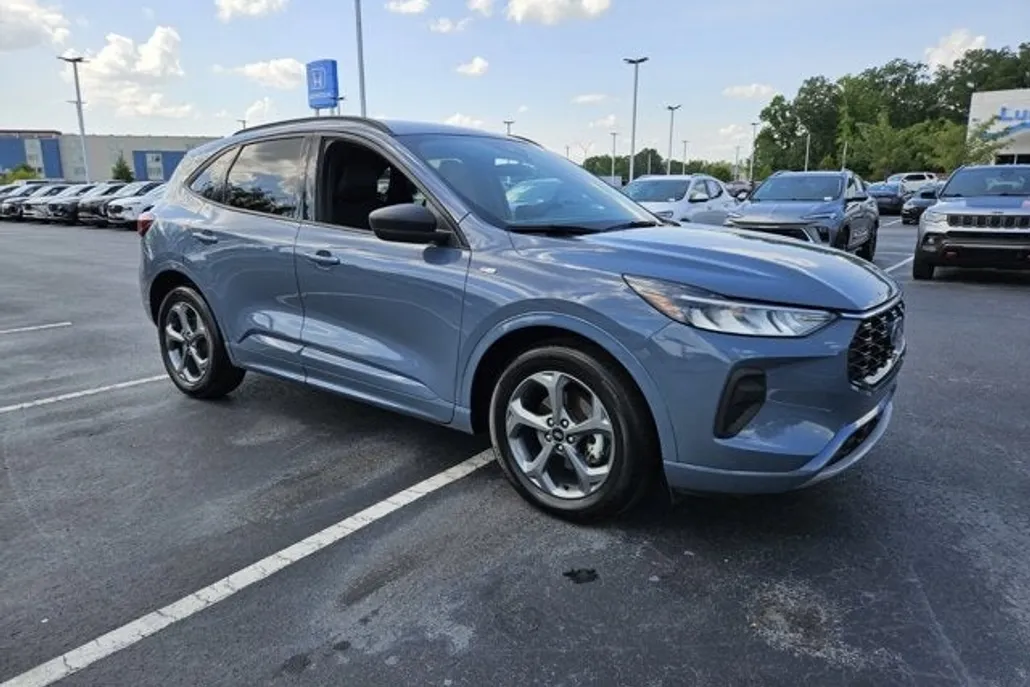 2023 Ford Escape ST-Line photo 1
