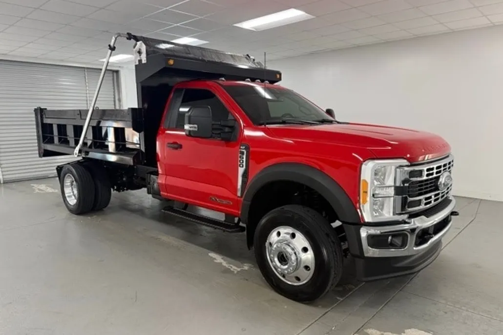 2023 Ford F-600 photo 1