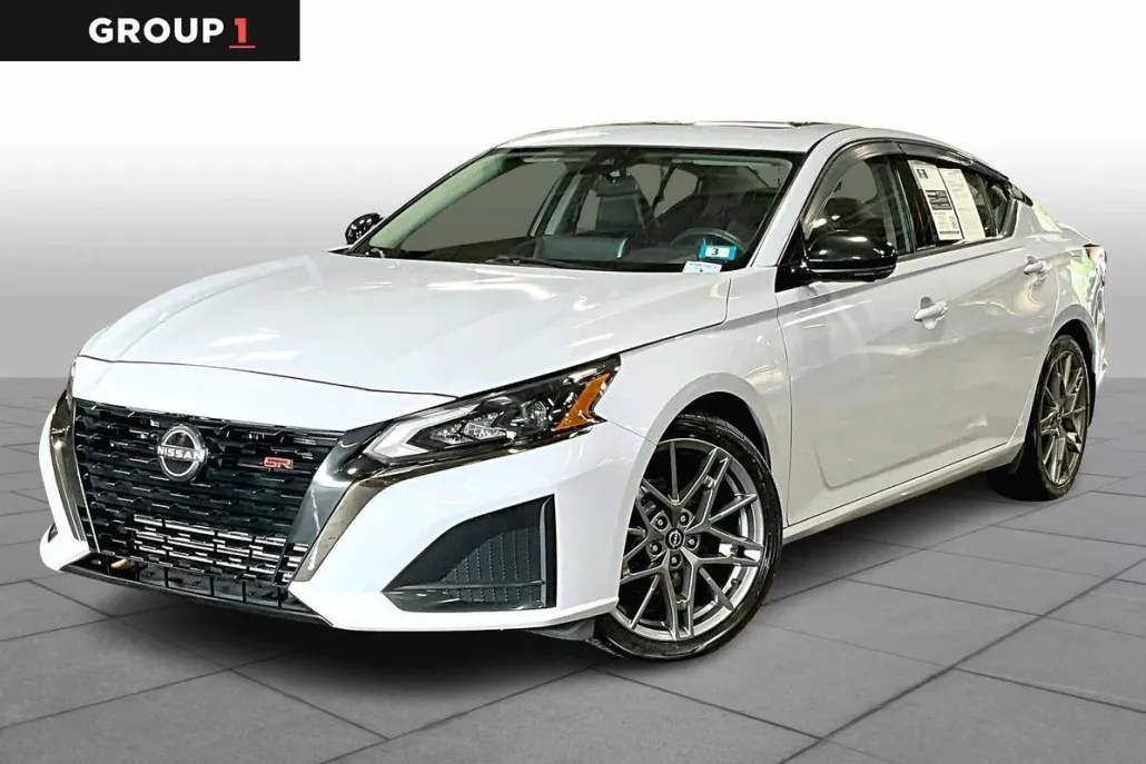 2023 Nissan Altima SR photo 1