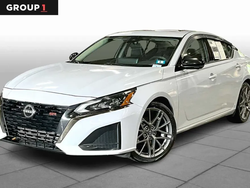 2023 Nissan Altima SR photo 1