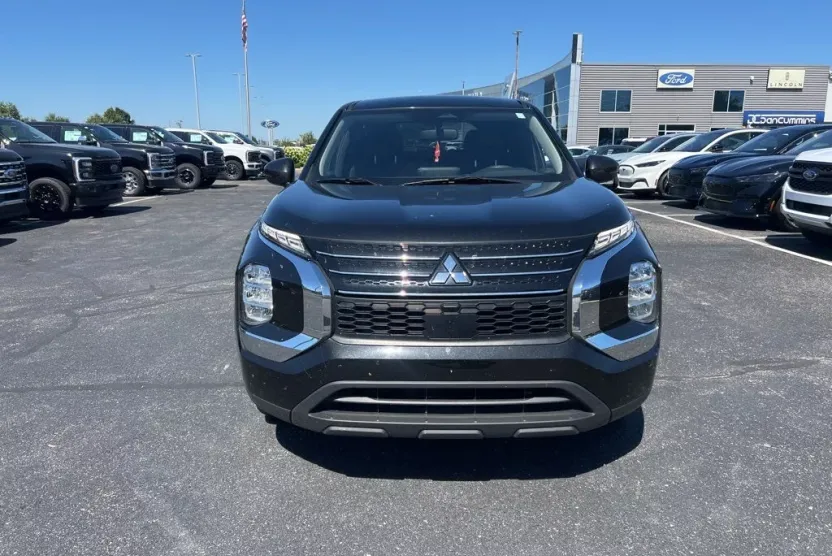 2022 Mitsubishi Outlander ES photo 1