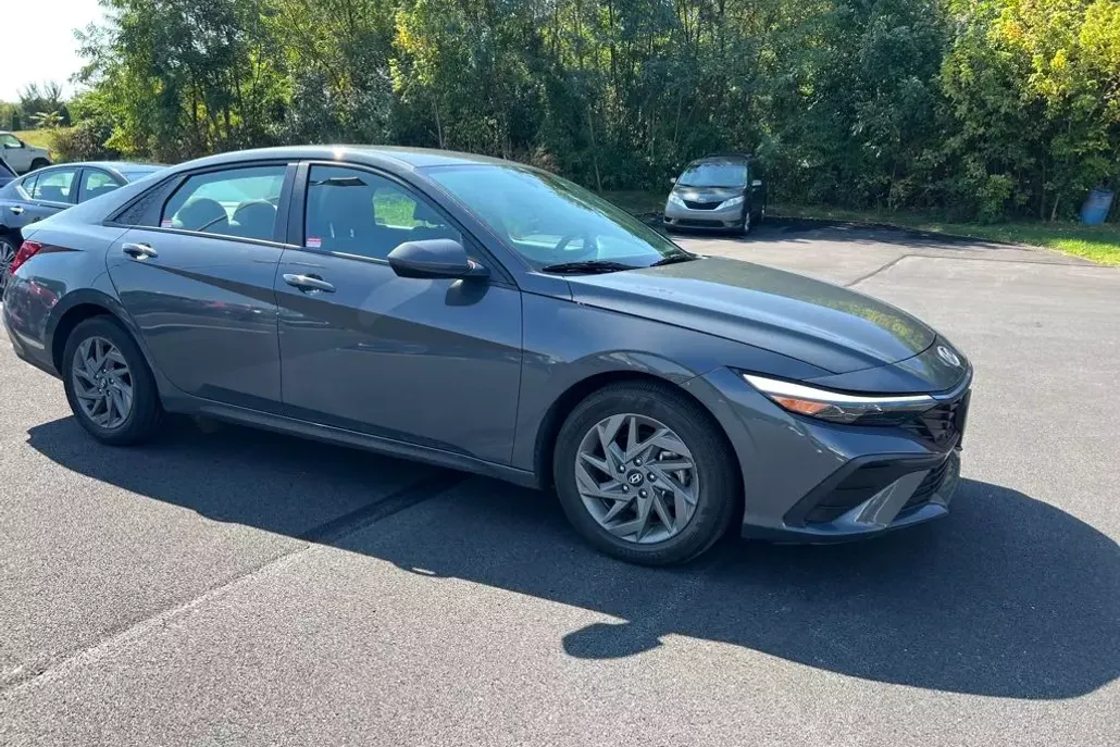 2024 Hyundai Elantra SEL photo 1