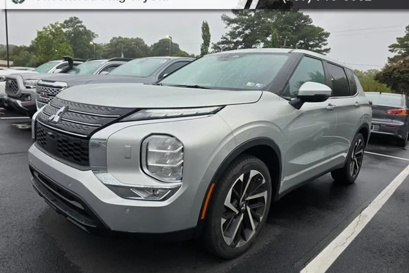 2024 Mitsubishi Outlander SE photo 1