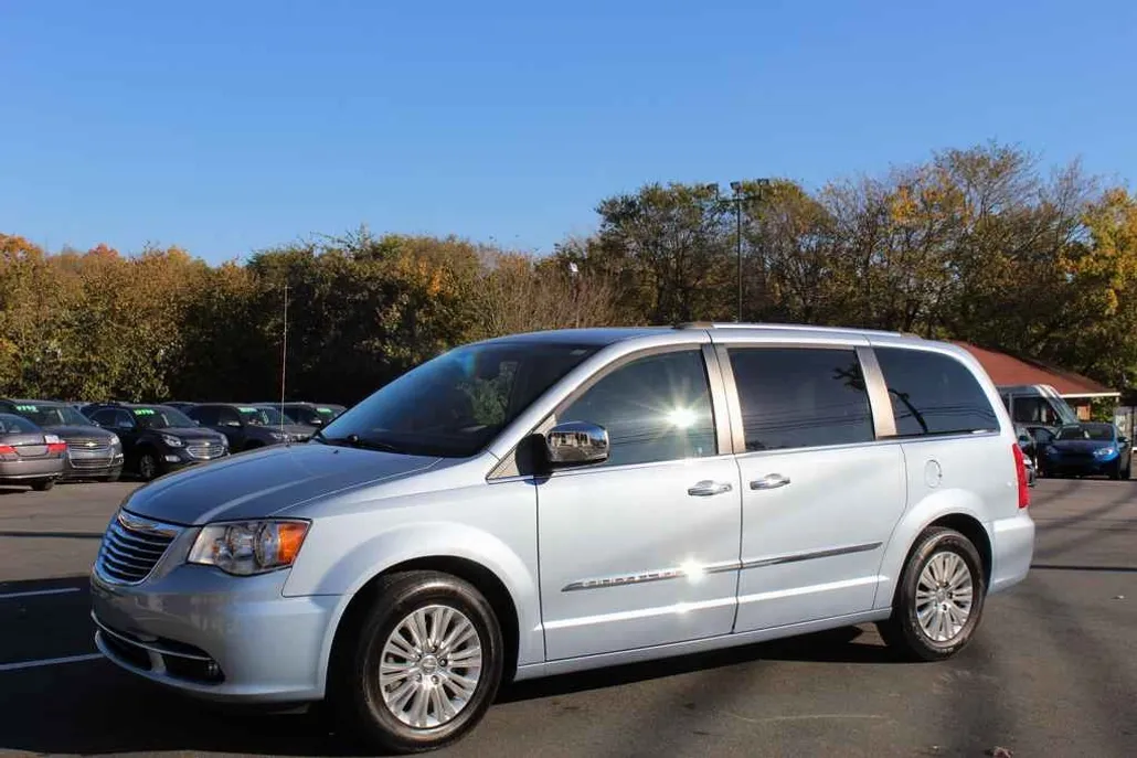 2016 Chrysler Town & Country Limited photo 1