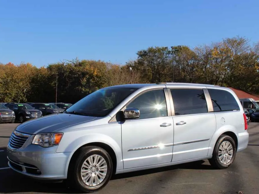 2016 Chrysler Town & Country Limited photo 1