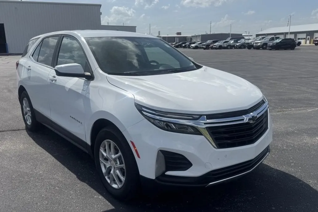 2023 Chevrolet Equinox LT photo 1