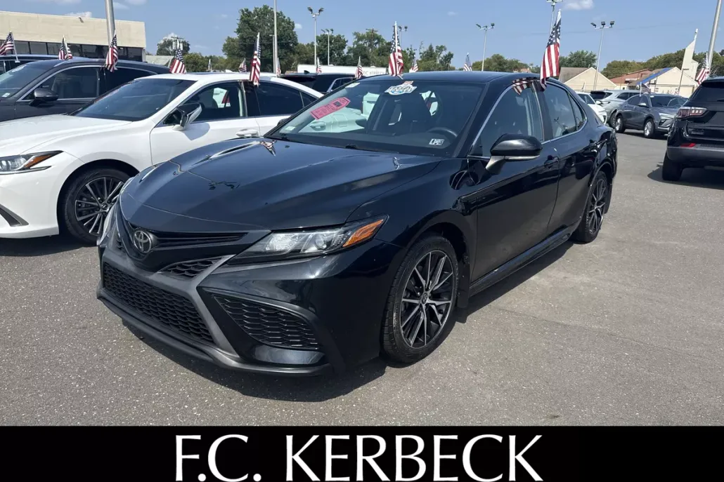 2022 Toyota Camry SE photo 1